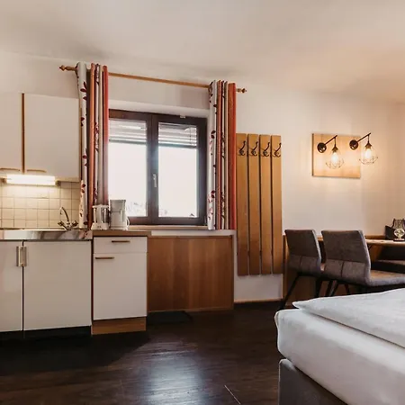 Alte Schmiede - Kleine 3*